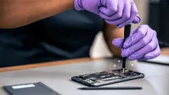 عندما تعطي هاتفك للصيانة.. ماذا يرى الفني؟